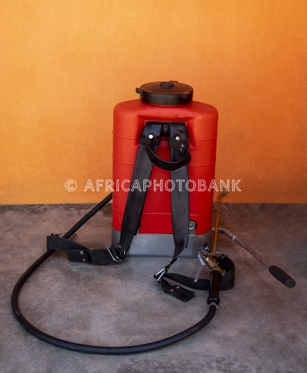Hand spraying pump