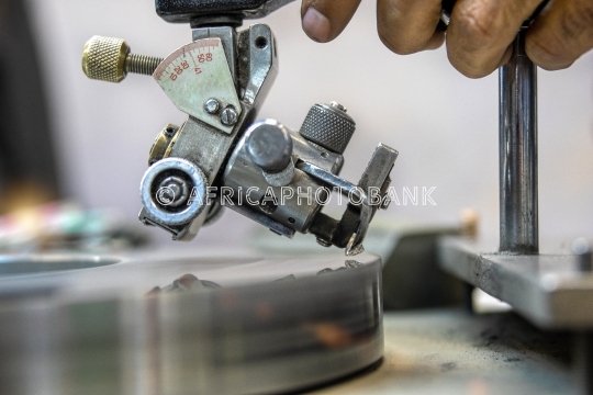 Diamond polishing