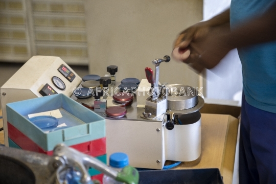 polishing glasses lens machine