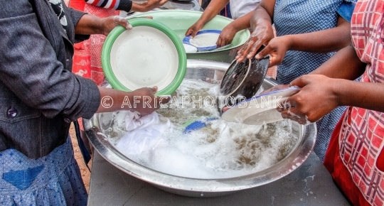 African women washing dishes