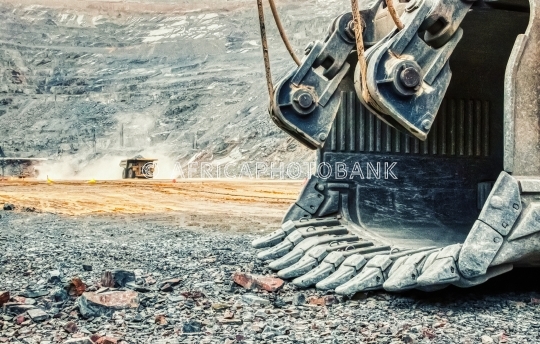 Huge shovel mining
